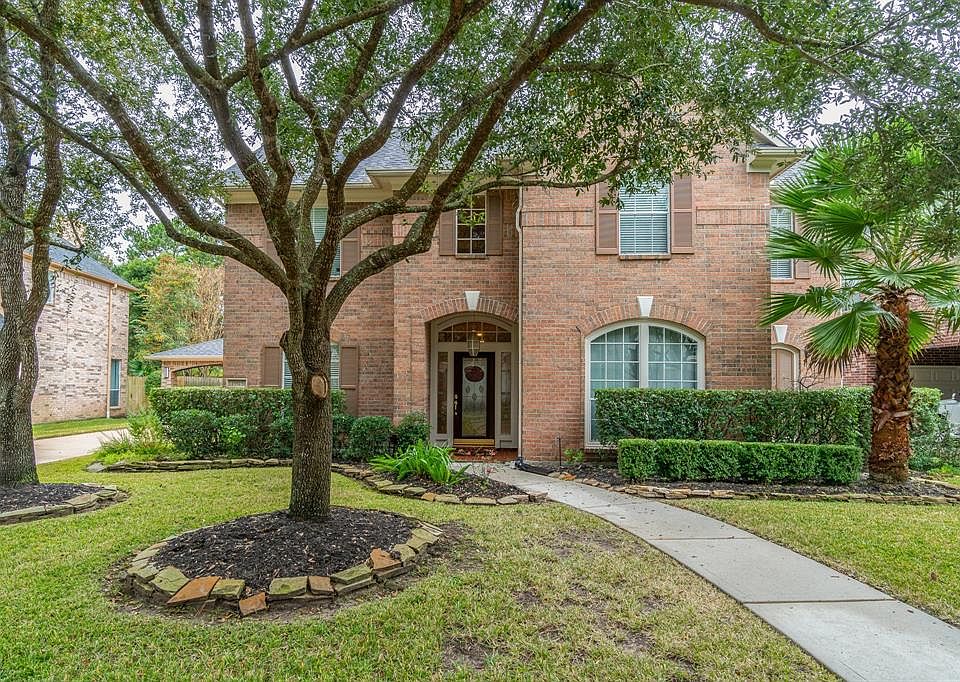 Gorgeous 5/3.5 home in a gated community in Villaggio.