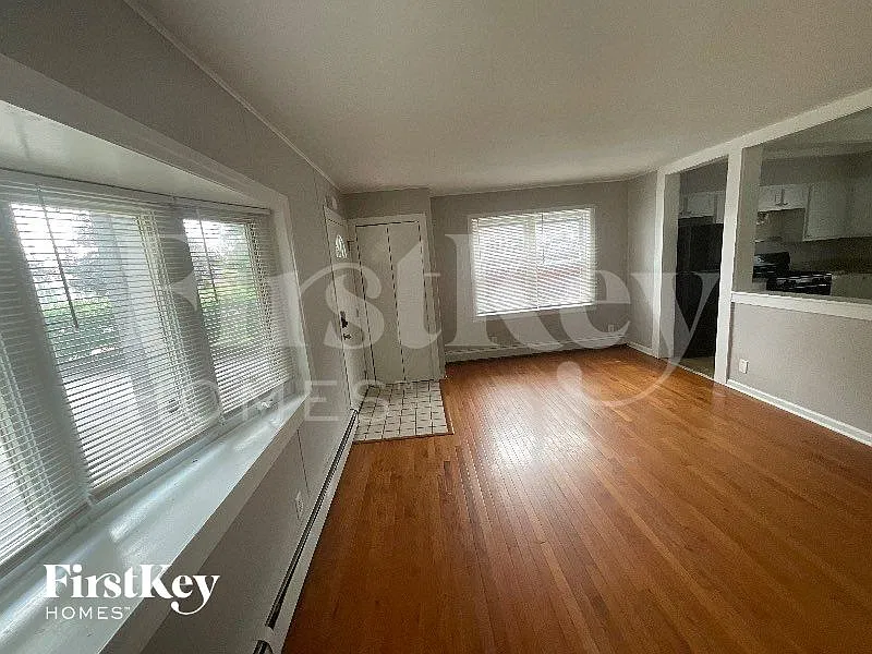 3 bed, 1.0 bath, 960 sqft, $2,325 — Photo 2