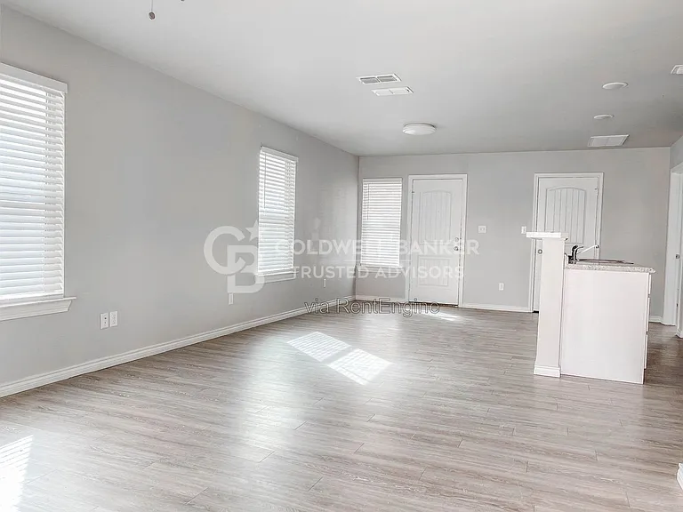 2406 Fir Ave — Photo 2