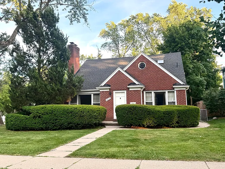 1616 Morton Ave — Photo 3