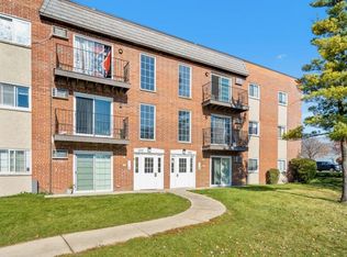 101 W Elk Trl APT 300, Carol Stream, IL 60188