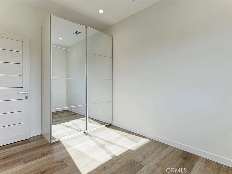 10920 Nassau Ave — Photo 5