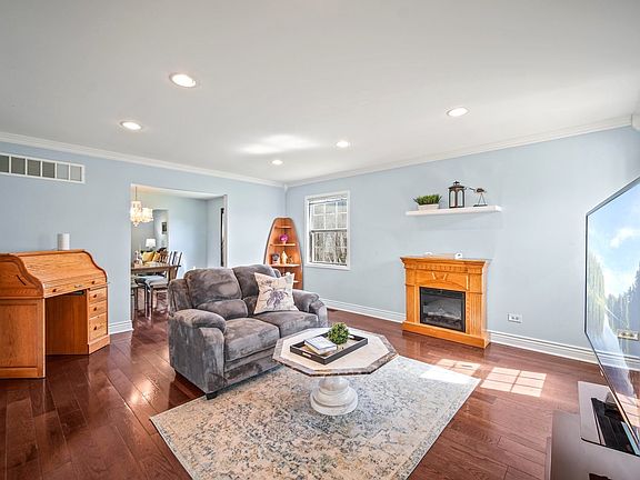 4th image of 315 Applewood Ct