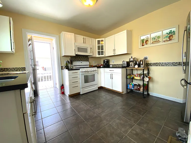 2 Vassar St #1 — Photo 10
