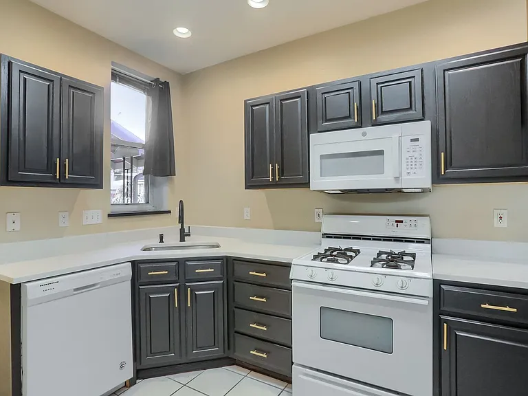 2810 Sarah Street — Photo 10