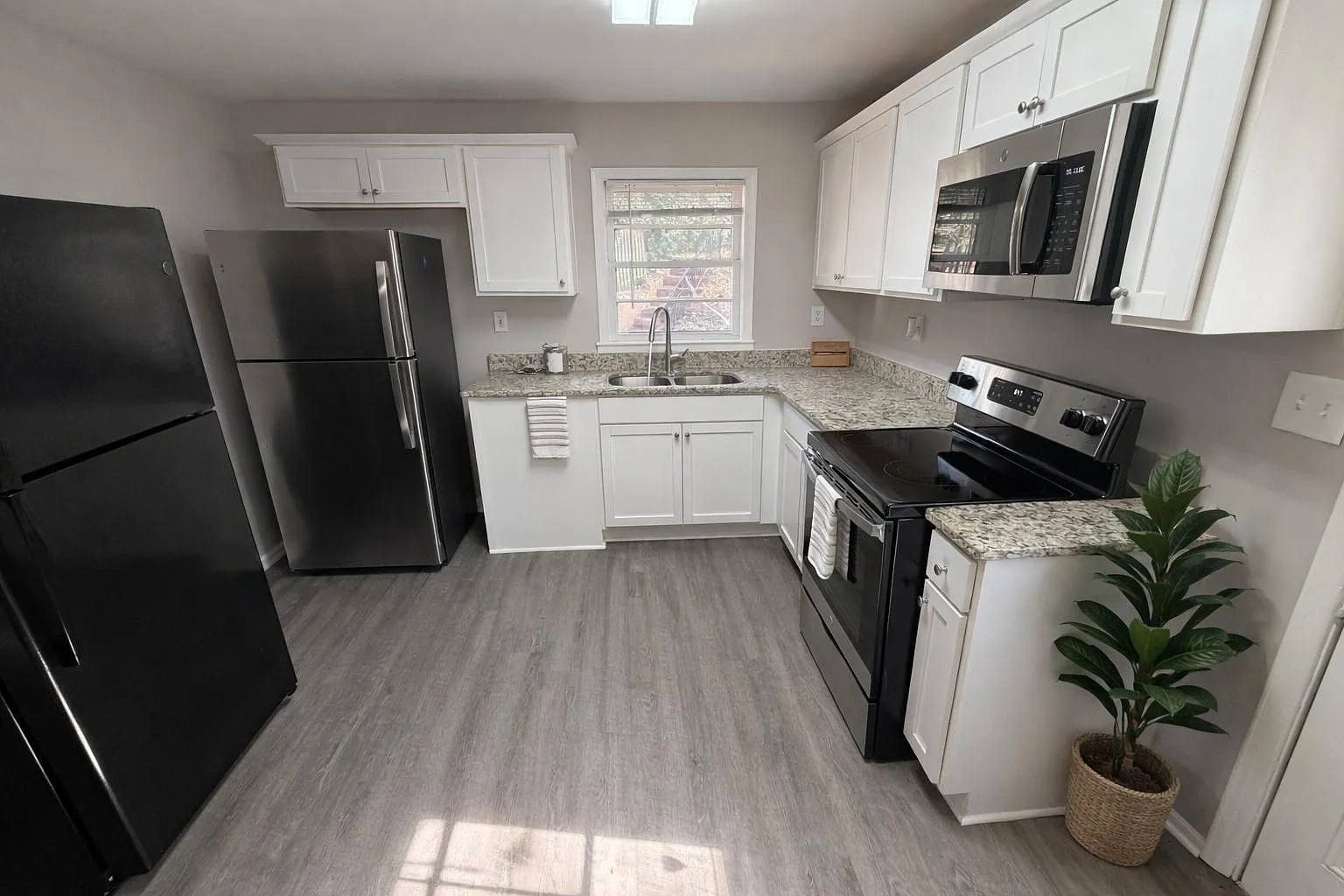 4 bed, 4.0 bath, 2100 sqft, $715 — Photo 2