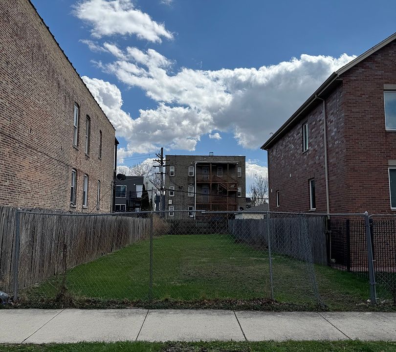 2nd image of 2711 W Adams St