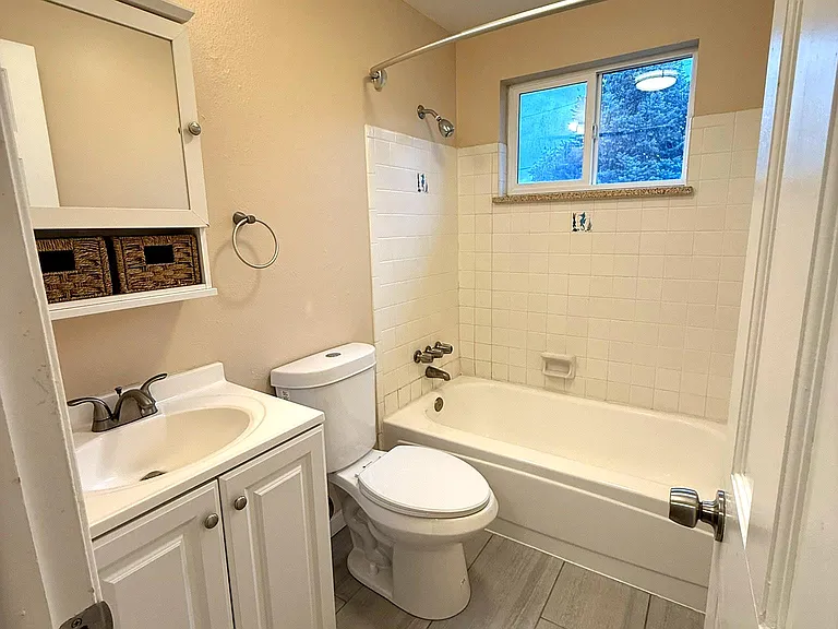 2336 S Linden Ct #D — Photo 6