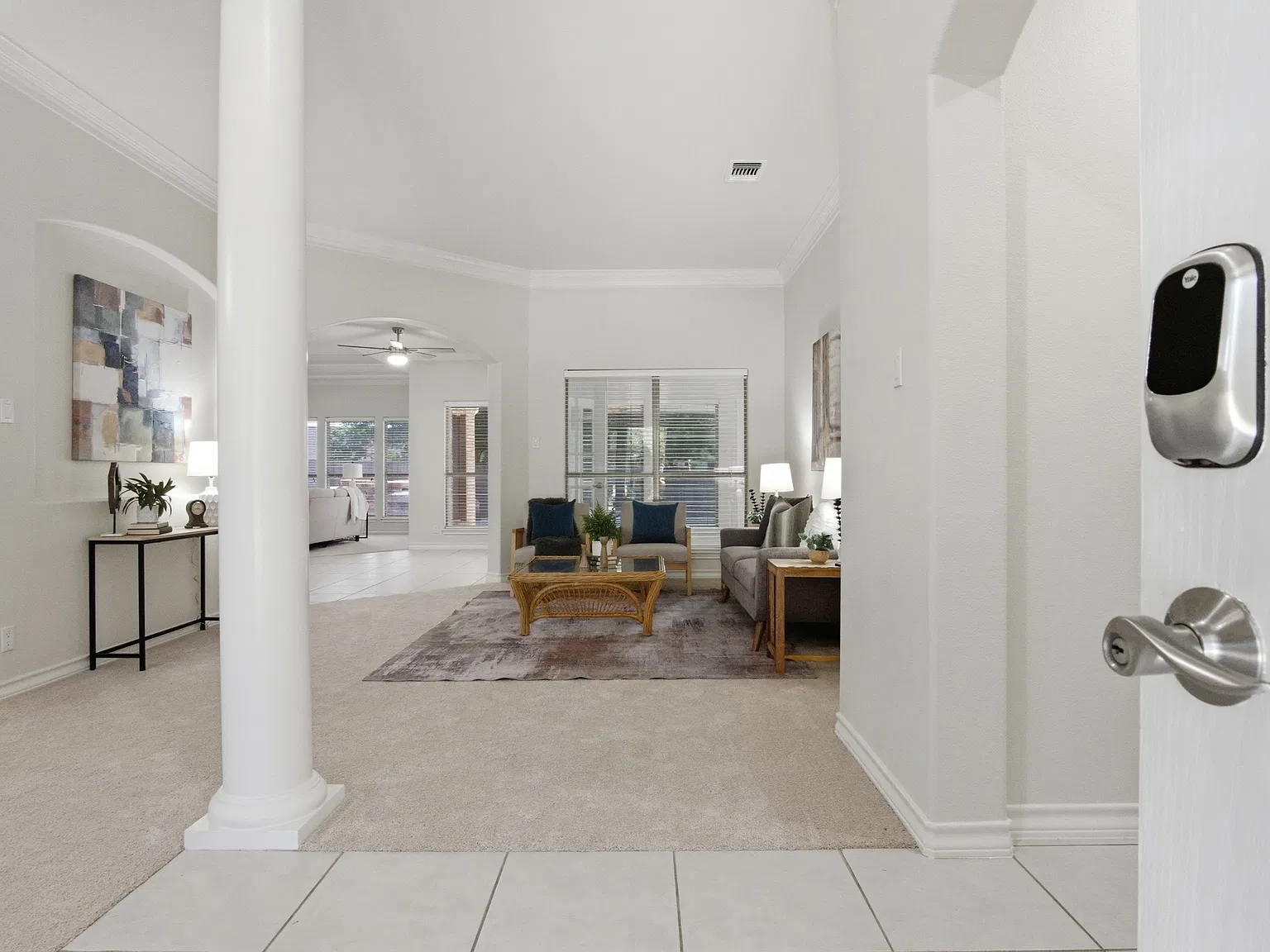 Spacious 3-Bed Beauty with Fireplace, Fenced Yard, and Garage in La Vernia — Photo 3