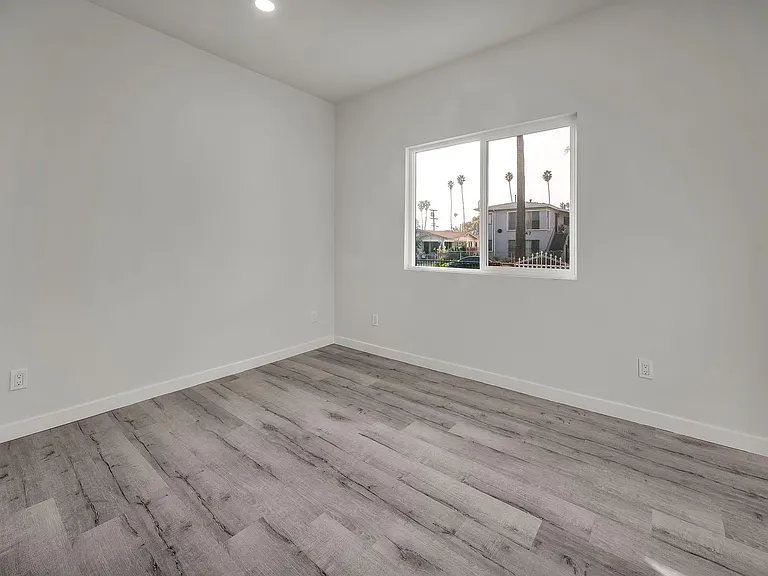 5842 Denver Ave — Photo 12
