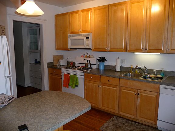 2nd image of 914 W Belle Plaine Ave