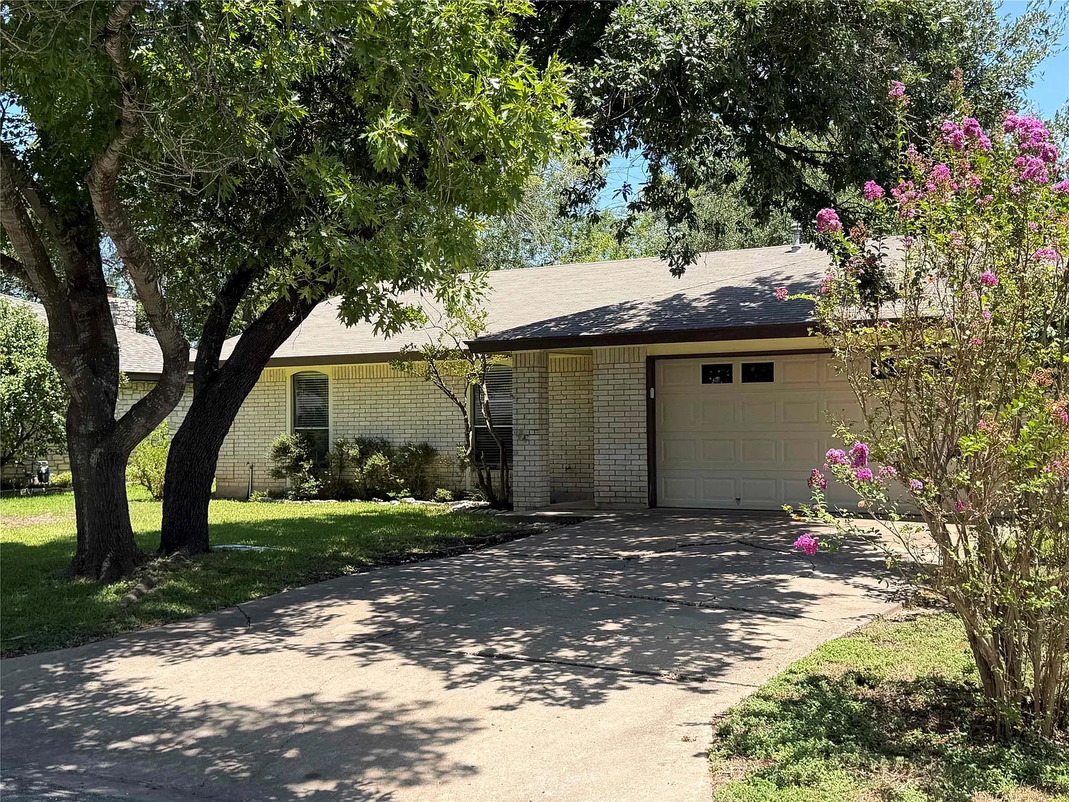 3 bed, 2.0 bath, 1469 sqft, $1,995 — Photo 2