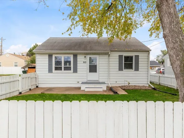 913 S 34th St, Council Bluffs, IA 51501