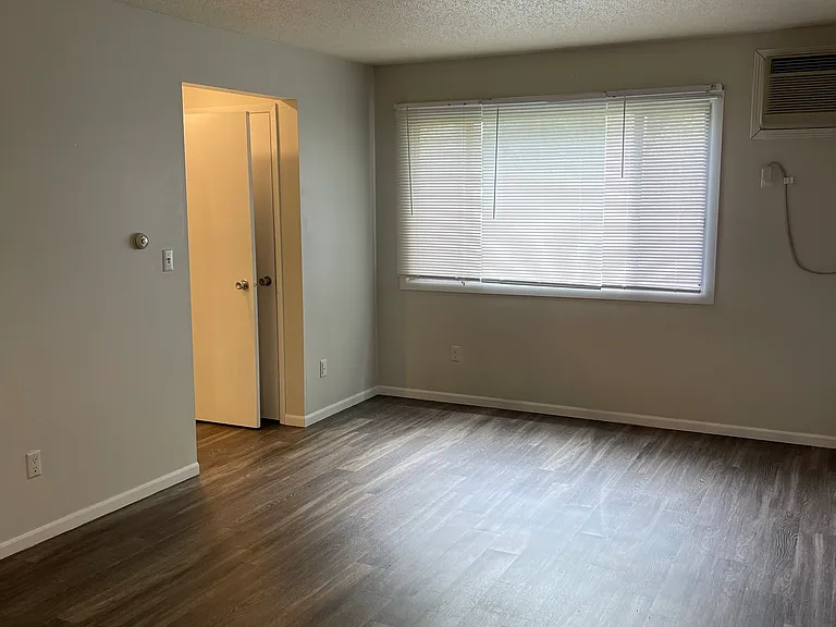 527 S Van Buren St #1 — Photo 7