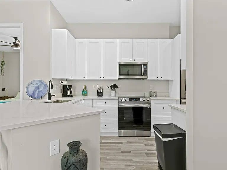 2420 Valentine St — Photo 6