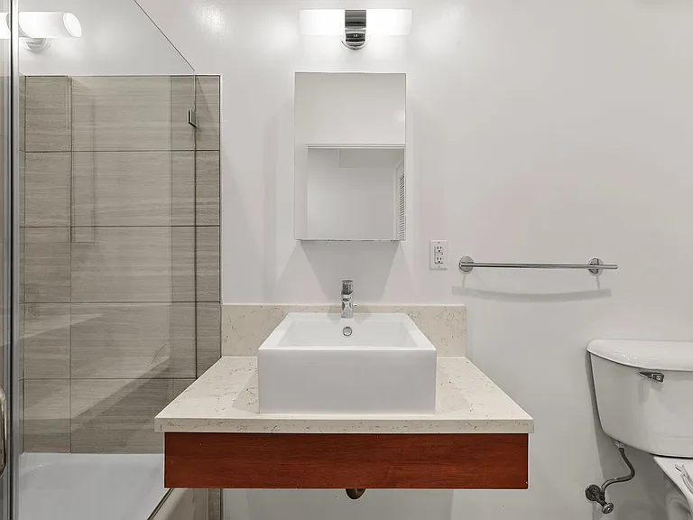 Echo Designer Loft Apartments — Photo 23