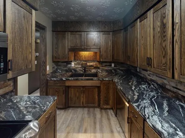 2016 N 4th St, Bismarck, ND 58501