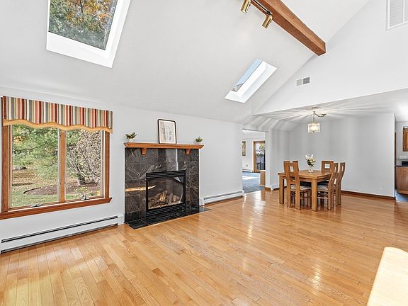 3rd image of 19 Bennett Cir