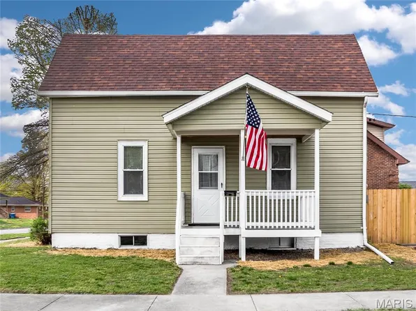 1103 7th St, Highland, IL 62249