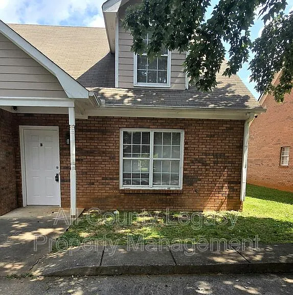 700 Rosehip Ln #B — Photo 1