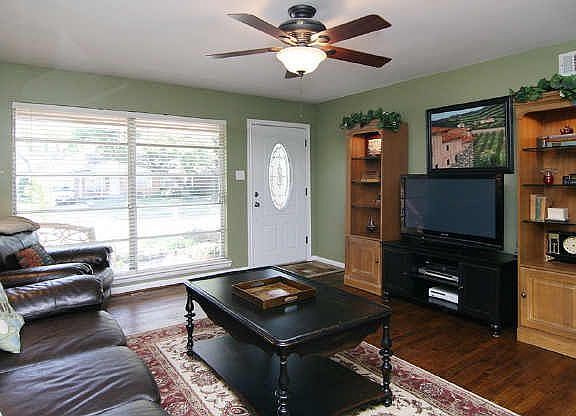 5th image of 302 Dover Dr