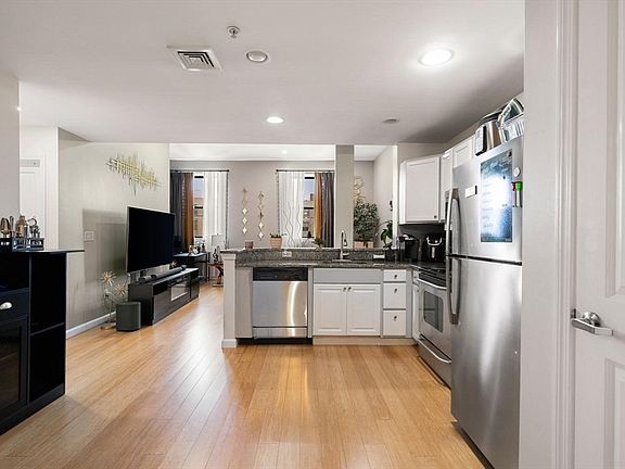 4th image of 170 Oxford St Unit 403