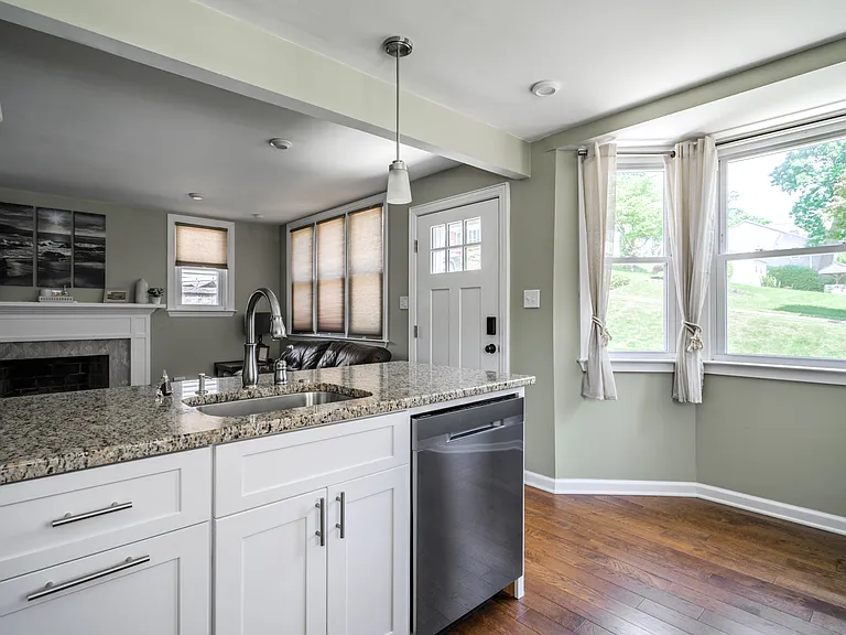 2518 Franklin Ave — Photo 6
