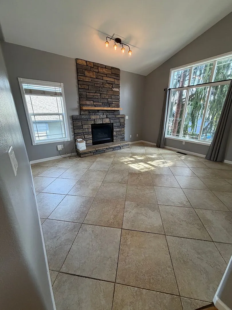 Big, Bold, & Bountiful Keizer Home! — Photo 3