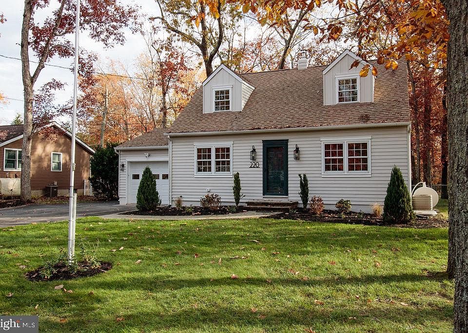 1st image of 220 Spruce Trl
