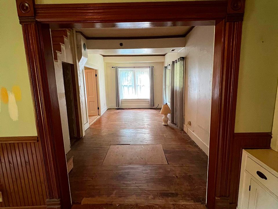 19th image of 825 Ballard St