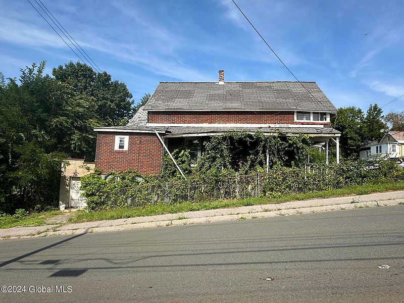 4th image of 946 Davis Terrace