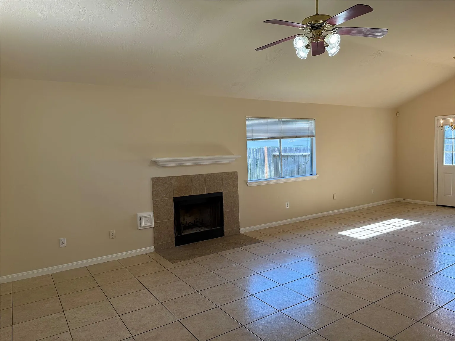 3 bed, 2.0 bath, 1509 sqft, $1,850 — Photo 2