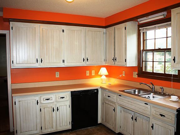 5th image of 1818 Memorial Dr APT 15