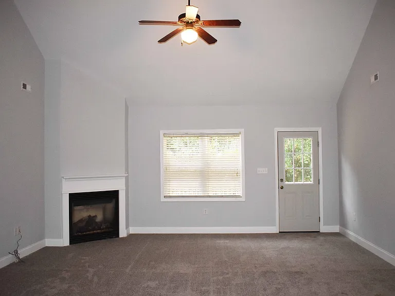 101 Wayne Dr — Photo 2