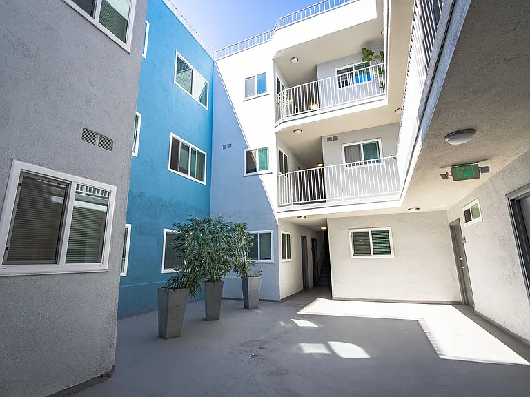 1371 S. Beverly Glen Blvd. — Photo 8