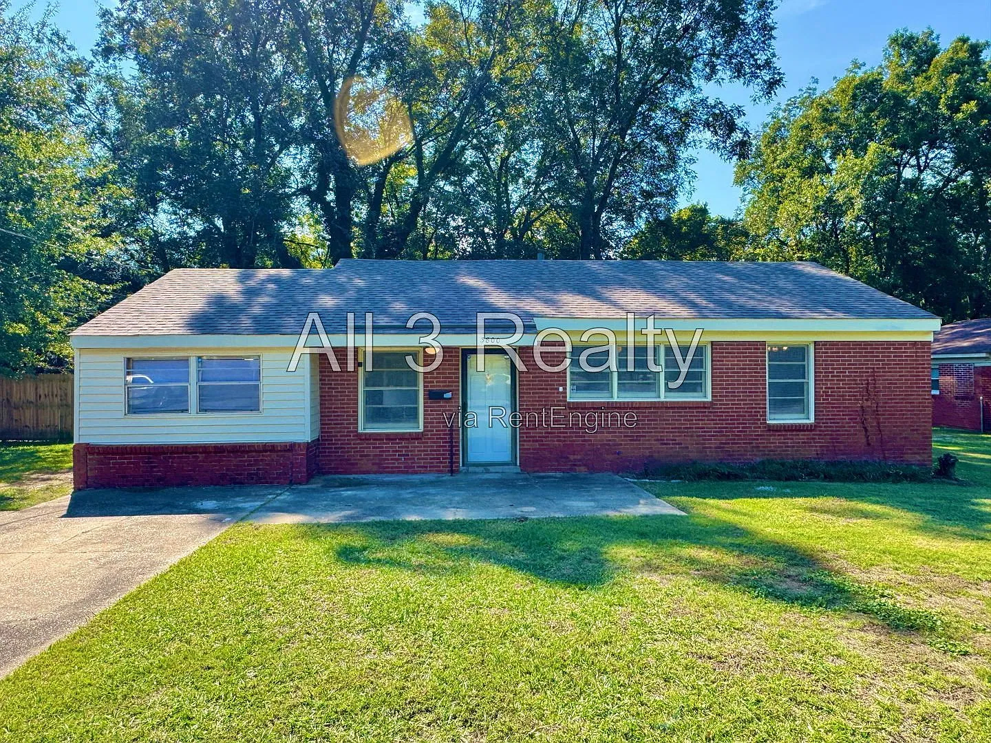 3 bed, 1.0 bath, 1248 sqft, $1,095 — Photo 1