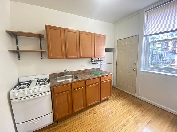 3rd image of 804-06 W Roscoe St #1