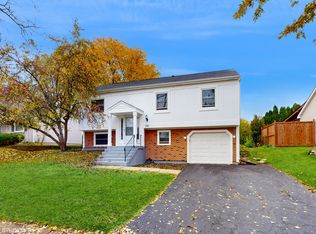 985 Stuart Dr, Bartlett, IL 60103