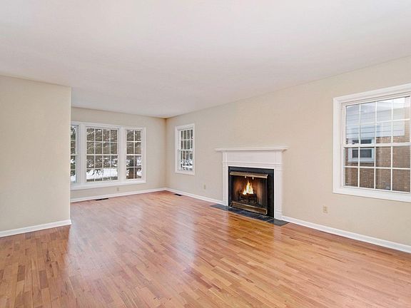 4th image of 215 Country Club Blvd