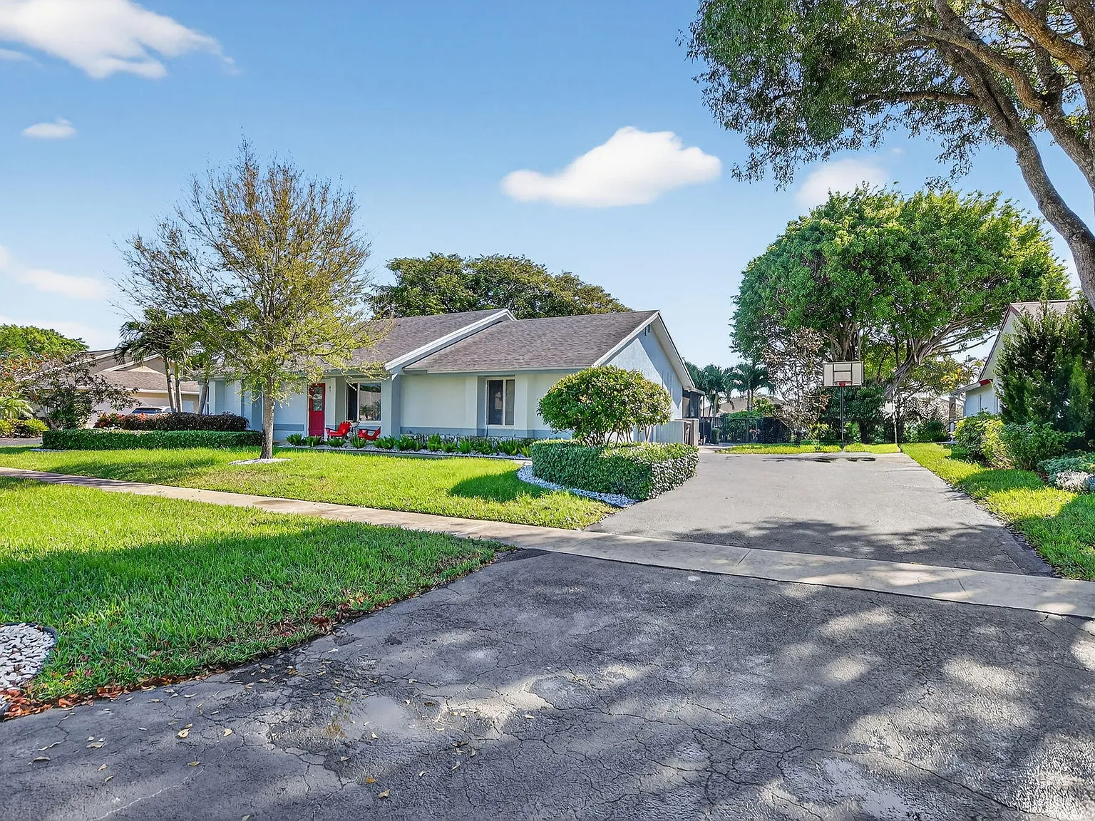 4 bed, 2.0 bath, 1853 sqft, $6,500 — Photo 3