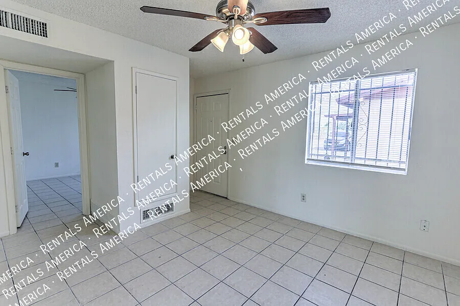 Charming 2-bedroom, 1 bathroom duplex style home with Large Yard! — Photo 2
