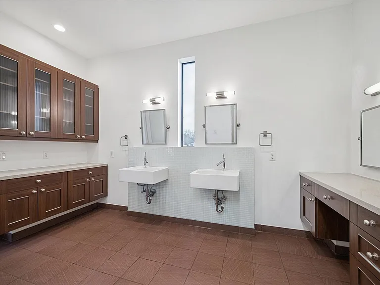 118 Tuam St — Photo 37