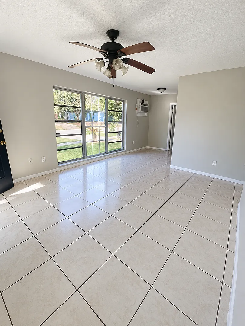2 Bed 1 Bath Home | Pet Friendly Fenced Yard | Washer Dryer Hook Ups | Section 8 Welcome — Photo 2