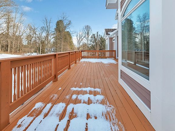 5th image of 461 Amity Rd