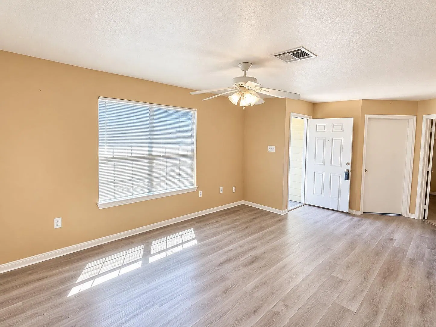 3 bed, 1.5 bath, 1124 sqft, $1,400 — Photo 3