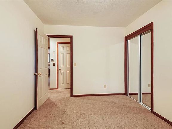 5th image of 212 E 110th St
