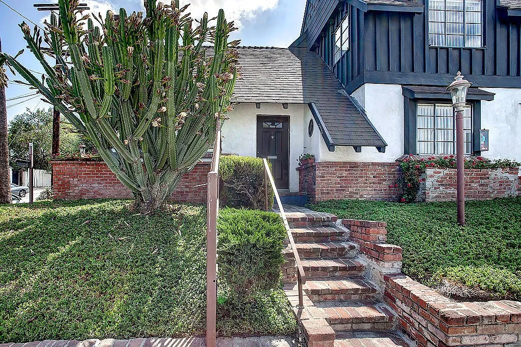 Building Photo - 2562 W 5th St #2562