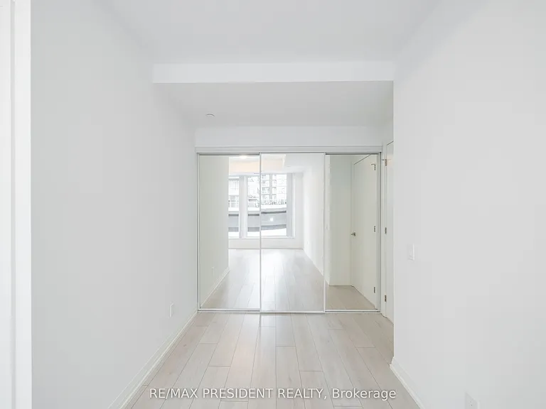 400 King St W #808 — Photo 21