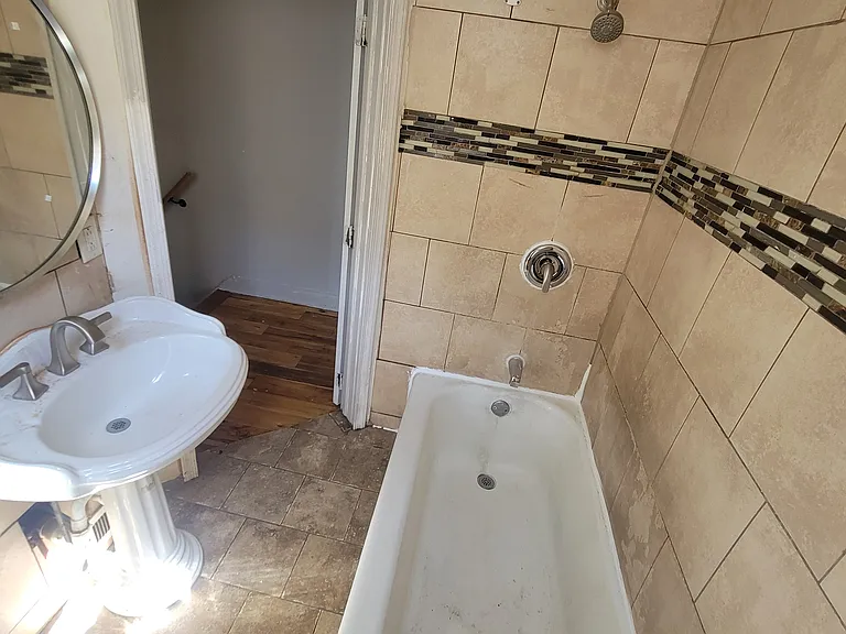 808 E Madison St — Photo 11