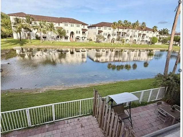 3 bed, 2.5 bath, 1783 sqft, $4,100 — Photo 2